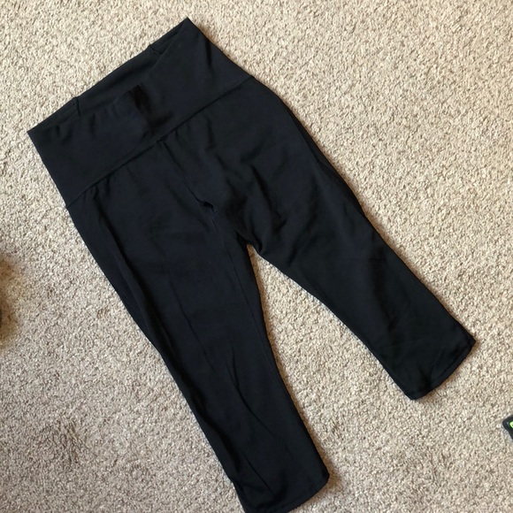 Lululemon Wunder Under Crop Leggings, Size 6 - Black with Mesh Detailing - Picture 2 of 8